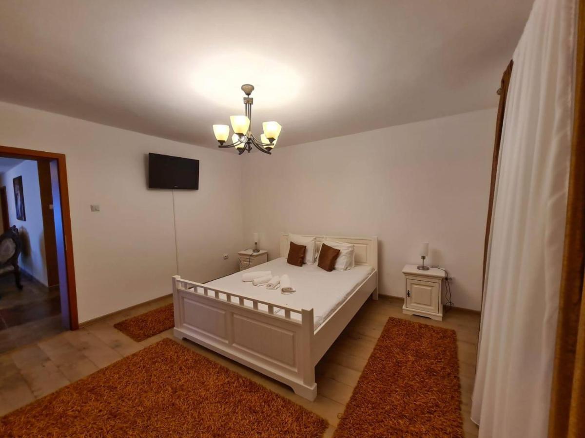 Отель Casa Luca Moldova Noua Экстерьер фото