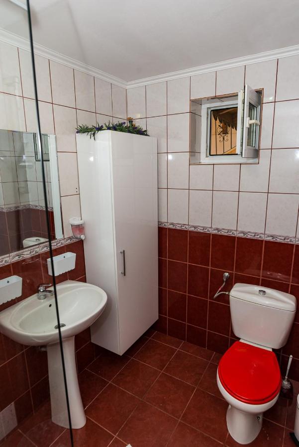 Отель Casa Luca Moldova Noua Экстерьер фото