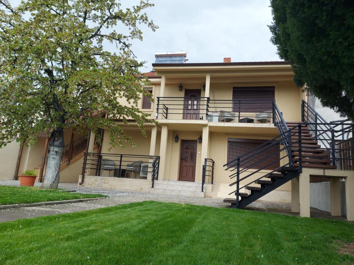 Отель Casa Luca Moldova Noua Экстерьер фото